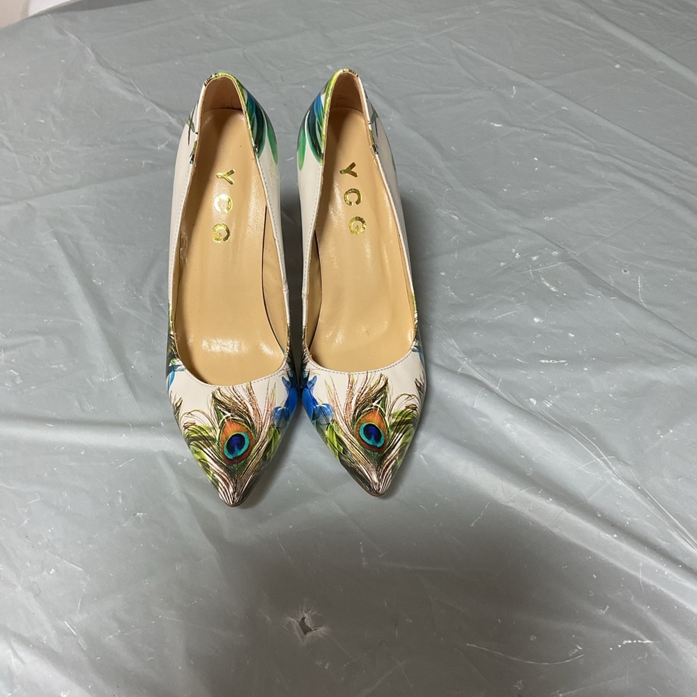 White Peacock-Print Pointed Toe Pumps